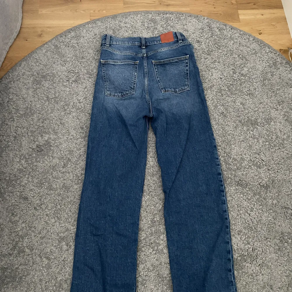 Säljer dessa mörkblå Jensen från zara, dem är i bra skick och är i storlek 32💗. Jeans & Byxor.