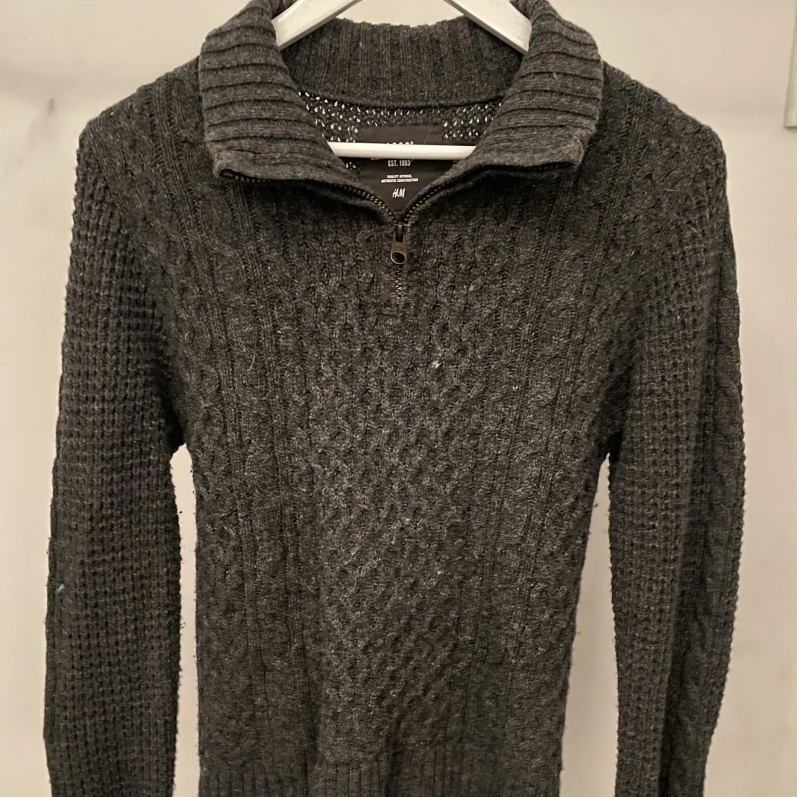 Stickad tröja med dragkedja