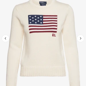 Ralph Lauren flaggtröja - En stickad tröja från Ralph Lauren med flagga på, strl xs. Nypris på boozt 4595 kr. Använd max 3 gånger och säljer pga att den är för liten. Köparen står för frakt och priset kan diskuteras. Buda om du är intresserad av att köpa ❤️