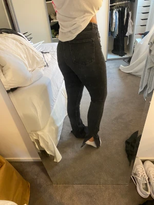 Zara jeans  - Sönder i en av bälte hålen men annars hela använd få tal gånger 