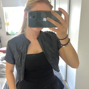 Bolero - Snygg och cool bolero i skinnmaretial! Så najs till fester eller middagar🫶🏼