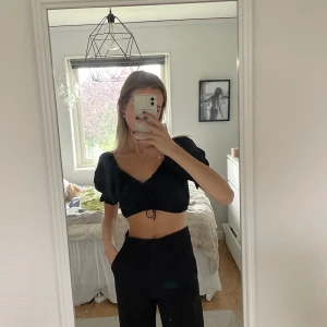 Topp - Fin topp från Vero Moda, använd fåtal gånger så den är i jättebra skick!