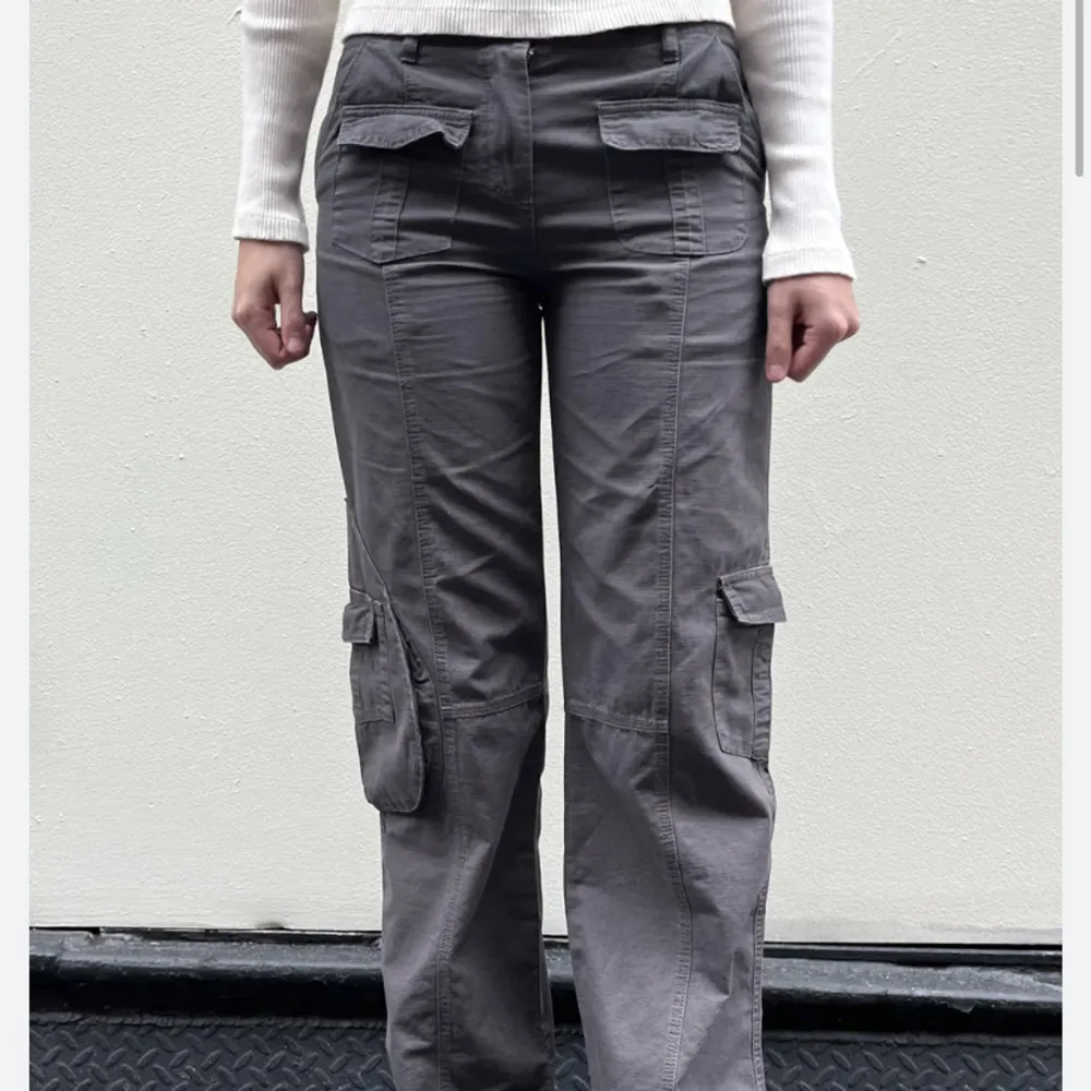 Kim cargo pants i beige-brun färg💗Bra skick och som nya. Säljer pga att jag inte använder de😊. Jeans & Byxor.