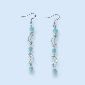 örhängen månar och blå jade 💙 - Säljer dessa örhängen med månar & blå jade kristall 🫶krokar i sterling silver 🙌pris 49kr styck, 15kr frakt vid köp genom swish privat, annars plicks frakt 💛 GRATIS frakt vid köp genom plick atm! samfraktar gärna genom annonsen om ni vill köpa fler saker!🥰