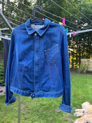 Vintage jeansjacka  - Vintage jeansjacka från Levis i strl L, känns mer som en M.  Mycket fint skick! 