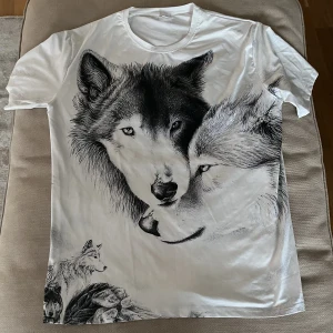Wolf T-shirt - Storlek: L Skick: Jätte bra (Knappt använd) Material: Polyester Extra info: Vill bli av med tröjan för att jag ej har användning av den.
