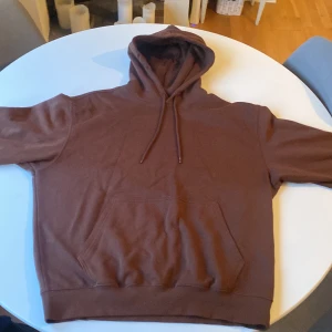 Brun Weekday hoodie - Brun Weekday hoodie. Använd ett fåtal gånger, med mycket bra skick. Storlek XS men oversized. Säljer pga inte kommit till användning. Nypris 400kr (Pris kan diskuteras)
