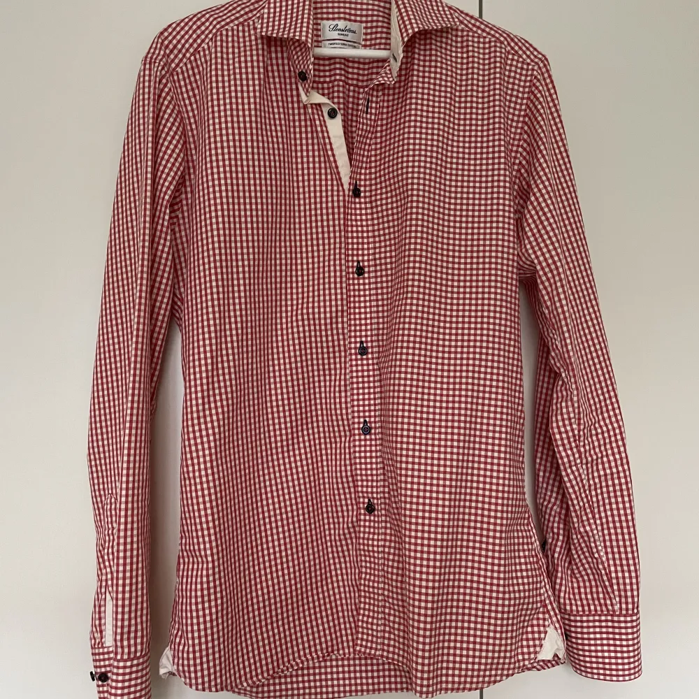 Obs läs noga.   Skjorta från Stenströms, har blivit insydd i efterhand hos skräddare, känns mer en storlek M idag (trots att etiketten säger annat). Du köper med denna vetskap (ingen retur).  Ursrpungligen köpt för 1800, säljer nu för 200kr. . Skjortor.