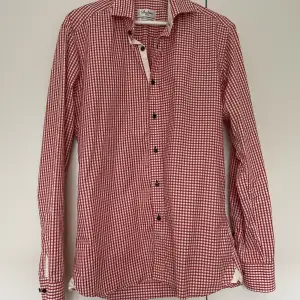 Obs läs noga.   Skjorta från Stenströms, har blivit insydd i efterhand hos skräddare, känns mer en storlek M idag (trots att etiketten säger annat). Du köper med denna vetskap (ingen retur).  Ursrpungligen köpt för 1800, säljer nu för 200kr. 