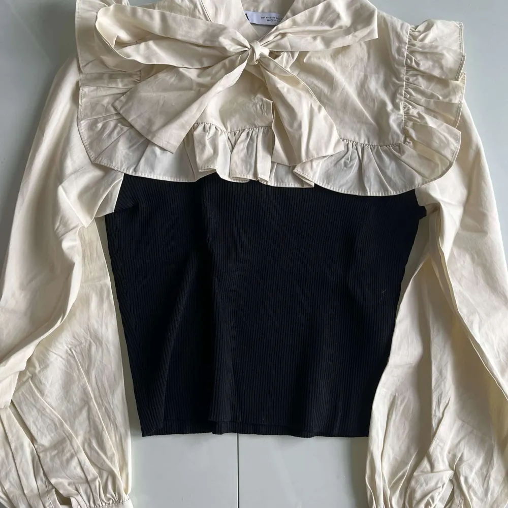 Säljer min Zara tröja som är använd 1 gång. Storlek = M Men passar även small. Den är i mycket bra skick! 💓. Blusar.