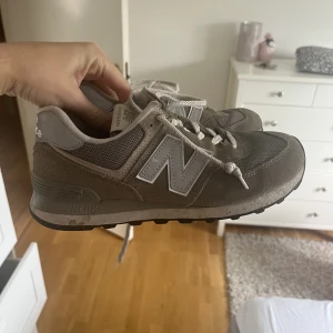 New Balance 550  - Säljer mina gråa new Balance som är välanvända! Passsr mig som har 38/39