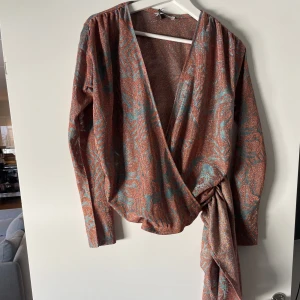 Blus - Oanvänd - prislapp sitter kvar