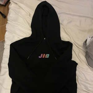 Svart hoodie med tryck  - Säljer denna då jag inte använder den. Köpt på herravdelningen på hm. Köparen står för frakten.
