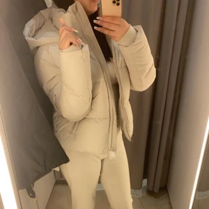 Zara jacka  - Säljer min Zara jacka som va köpt för ett halvår sen den är som nu och använd 2-3 gånger . Säljer pågrund av flytt