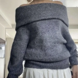 H&m off shoulder - Super snygg stickad off shoulder tröja från H&m! Perfekt till hösten, priset är plus frakt. 🙌🏼  Färgen är grå/blå.