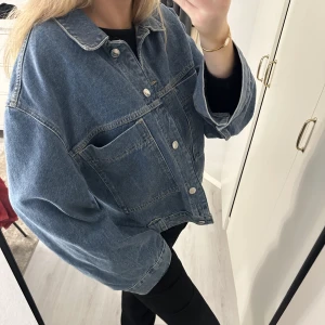 Jeansjacka - Säljer denna populära och eftertraktade jackan som är slutsåld. Säljer då jag fick tag i dubbla. Storlek L för jag ville ha lite oversize. Såå snygg💙