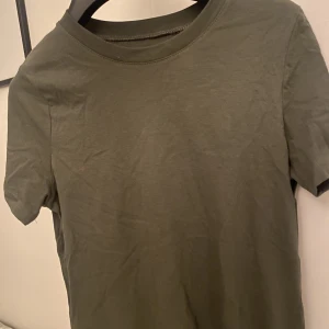 Gröna t shirts - Två fina gröna tröjor. Sista tröjan är en fin sommar topp som jag tyvärr inte använder och tshirten är använd en gång💘från Hm, båda för 50 och en för 30.