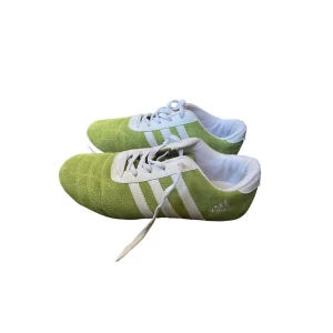 Adidas skor - Så coola och trendiga adidas sneakers!💚💚 Storlek 40 men passar mig som har 39. I gott skick utan defekter. Skriv privat vid intresse o frågor😊🙌🏼 