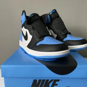 Jordan 1 retro high og unc  - Köpta från Nike sneaker app kvitto och boxen ingår nummer 42,5 EU aldrig använda helt nya. Om ni vill ha flera bilder och fler information det bara och skriva.