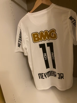 Neymar santos tröja 2012 - Säljer en helt oanvänd neymar tröja, prisslappen är kvar  Storlek - M