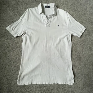 Ralph lauren piké - Hej, jag säljer nu denna riktigt feta Ralph lauren pikén. Storleken är Medium och det finns inga skador på den bortsätt från ett litet hål som syns på bild 3. Hålet är efter prislappen men inget man tänker på. Skicket på tröjan är 8/10. MvH Wiggo