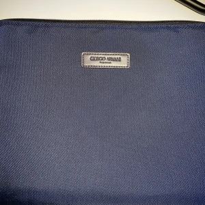  ARMANI DATORFODRAL  - Säljer nu min  Armani datorfodral då jag använder inte den längre, den är helt perfekt inte smutsig eller något! (Du kan diskutera pris med mig om du vill via Plick)