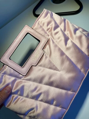 Väska - Säljer nu den här superfina Viktoria secret väska på grund ava tt jag använder inte den, köpte i juni ungefär och har använt 3 gånger. Den e i nyskick och går att använda helt perfekt!!!⭐️