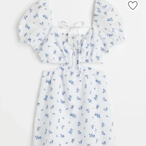 Hm klänning  - Säljer denna jättesöta klänningen från hm🌸den är slutsåld på hemsidan! Storleken passar mig som vanligtvis har 34,36 och är 168 lång 💕