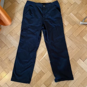 Svarta cargo byxor - Snygga baggy svarta cargo byxor. Stora i storleken. 
