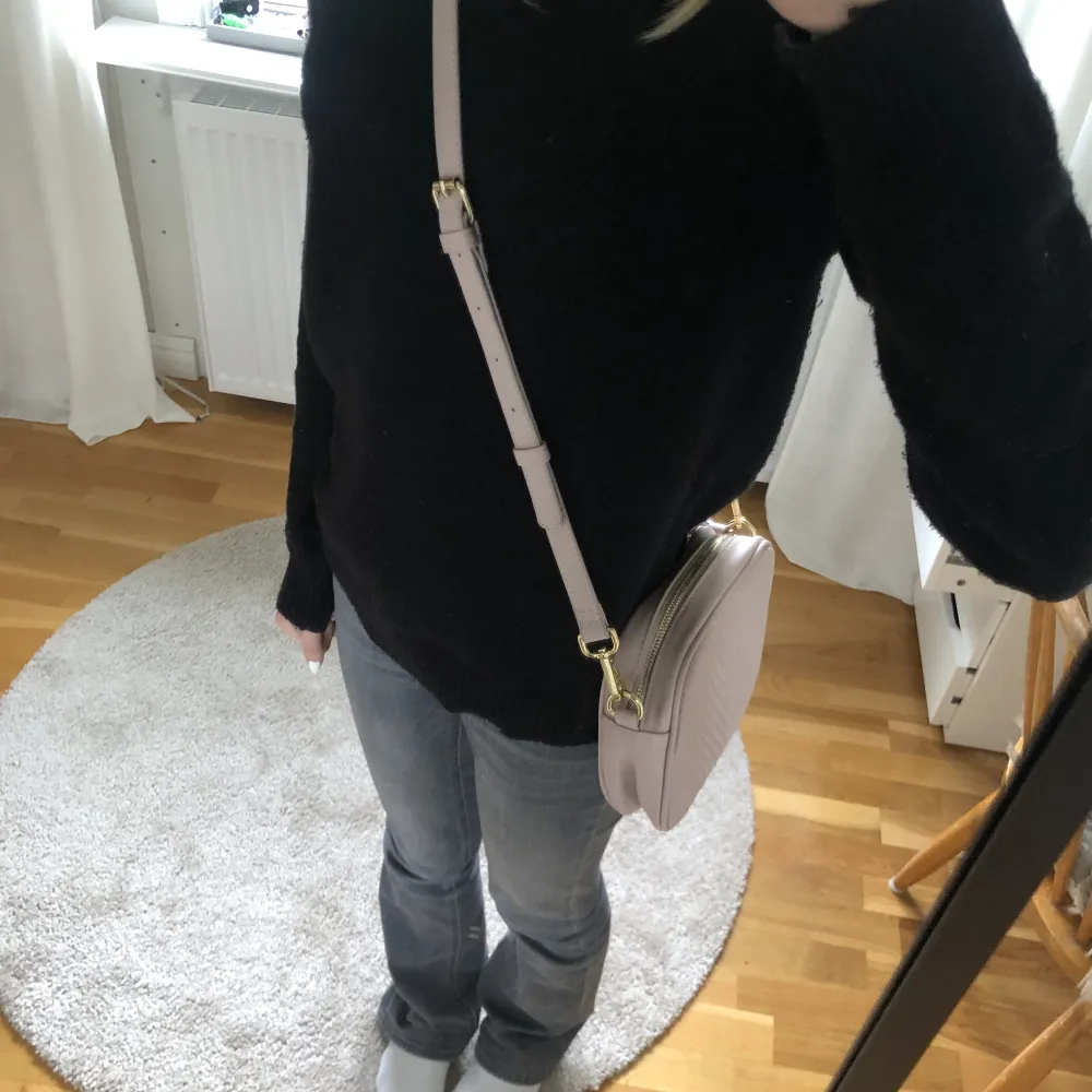 Hej! Jag säljer denna beiga/rosa väska från Åhléns, med en liten toffs på dragkedjan. Inga defekter men kommer tyvärr inte till användning. Hör av dig vid köp eller frågor🫶. Väskor.