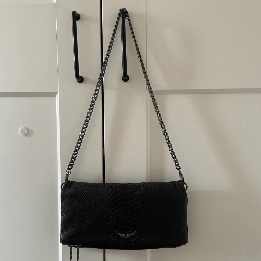 Säljer denna fina väska från Zadig & Voltaire i modellen ” rock clutch”! ❤️‍🔥 Köpt för ca 4000kr och säljer för 2000 (pris kan diskuteras) Dustbag, kvitto och två längder på kedja ingår. Endast naturliga slitningar! 🙌🏽. Väskor.