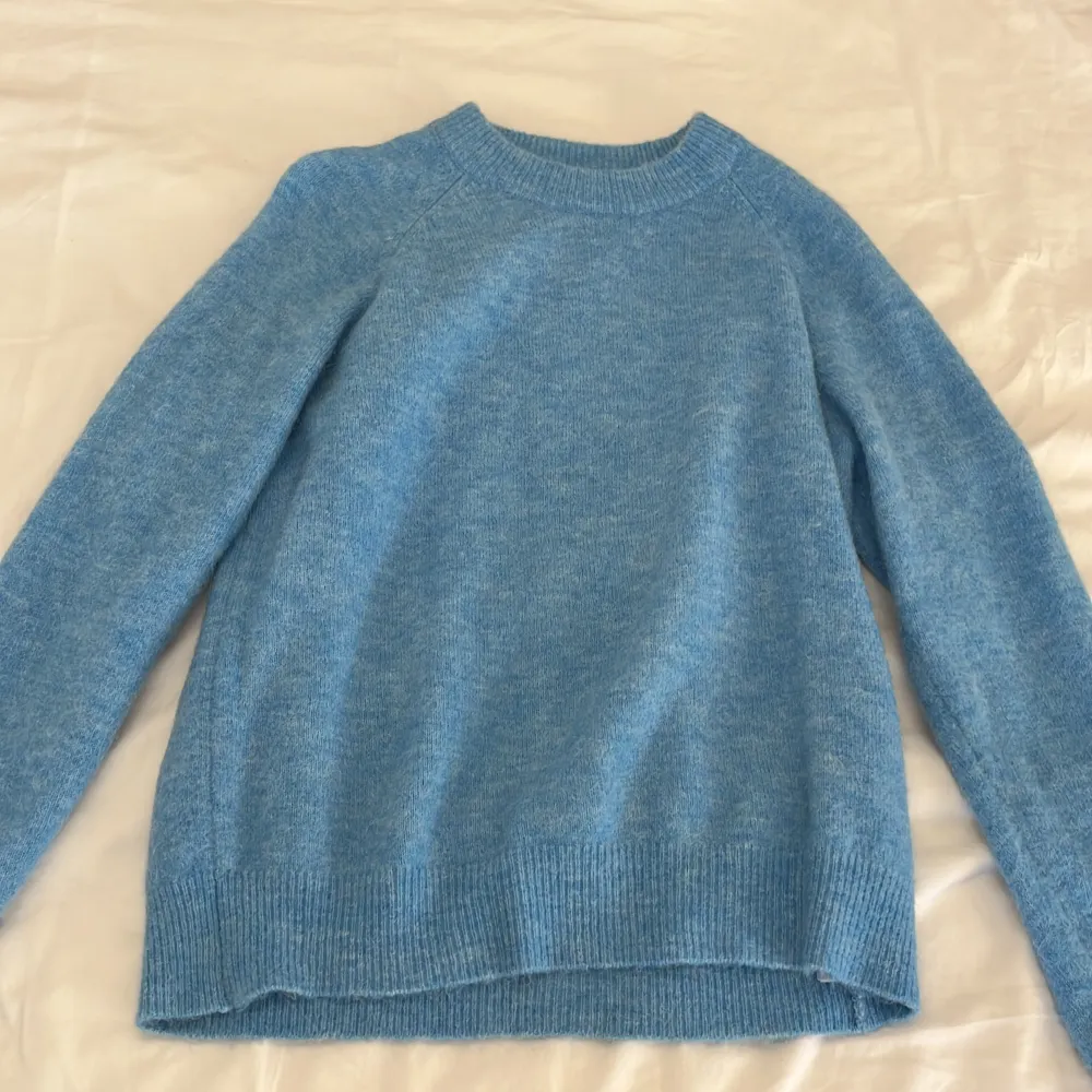 En ljusblå stickad tröja från Zara i jätteskön alpackaullsblandning. Endast använd en gång och därför i nyskick🤍. Stickat.