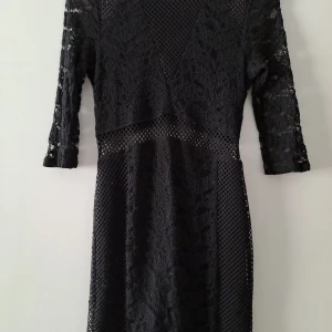 Cool höstklänning med virkad spets - Riktigt cool och snygg klänning som är i spets material. Säljer denna snygga klänning då den är för liten för mig. Är märket divided.Storlek 38. Har swish. Kan skickas om köparen betalar frakten. Jag står inte för ev slarv/misskötsel av postnord.
