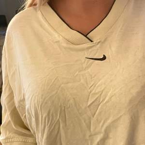 Vintage Nike T-shirt köpt på humana. Den har en lite reva vid halsen som är ihopsydd, knappt synlig. 💕🌸