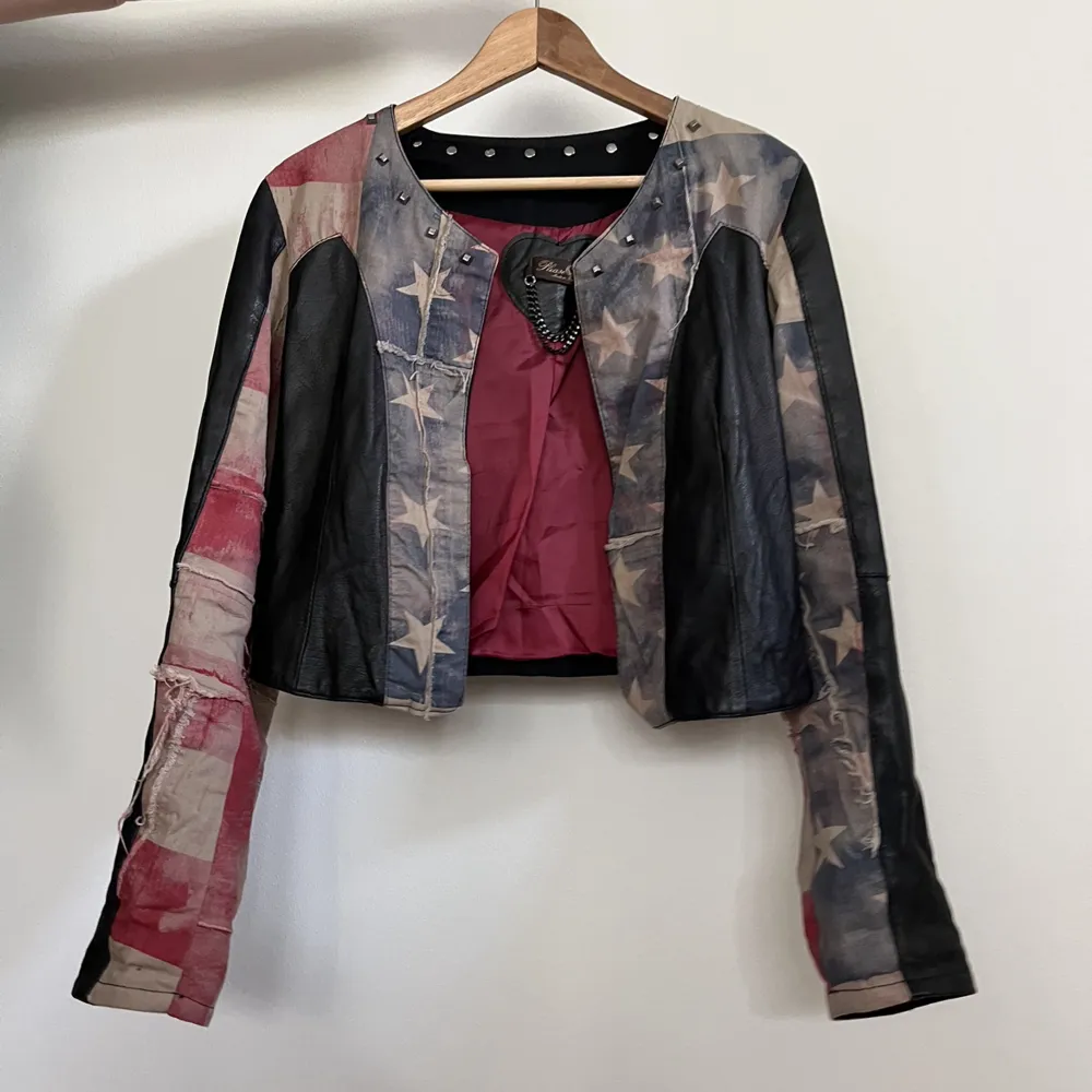 Riktig cool skinnjacka från Frankrike, använd få gånger så den är som ny, äkta skinn, Nypris:2000kr skulle vilja uppskatta storlek: M , hör av dig om mer info :). Takit.