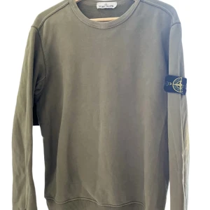 Stone Island tröja (Grön) - Skitsnygg Stone Island tröja i grön färg (M). Har använts ett fåtal gånger. Orginalpris ”2099kr”. Skriv om du är intresserad! :)