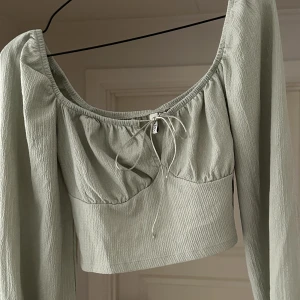 festtopp - topp - Säljer nu en mycket fin topp! I storlek M. I god kvalite! 🥰