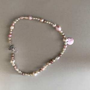 Vackert rosa pärlhalsband av tjeckiska glaspärlor,preciosa nacre pearls och rosa snäckskal 🐚. Nytt oanvänt och handgjort. Kontakta gärna vid frågor. Har också andra smycken på min profil🌺