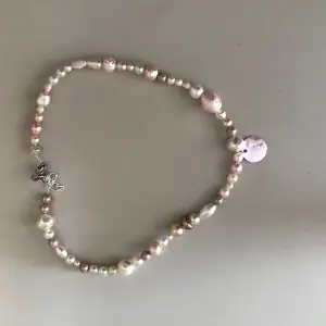 Vackert rosa pärlhalsband av tjeckiska glaspärlor,preciosa nacre pearls och rosa snäckskal 🐚. Nytt oanvänt och handgjort. Kontakta gärna vid frågor. Har också andra smycken på min profil🌺
