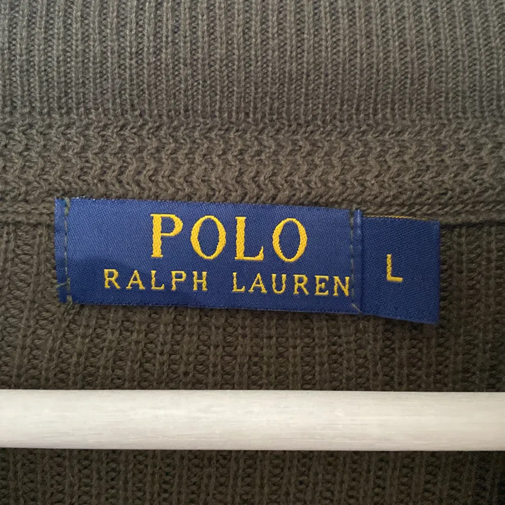 Skick 8/10 jätte fin Ralph Lauren cardigan som kostar mer än 2000kr nypris. Skriv till mig vid frågor. Tröjor & Koftor.