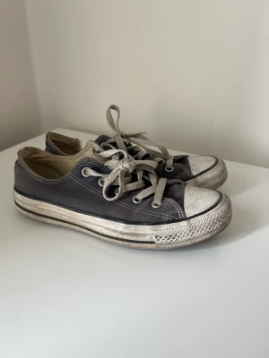 Converse - Slitna Converse i storlek 36,5- men skulle säga att dom är mer 37 i storleken.  Skriv vid frågor.❤️