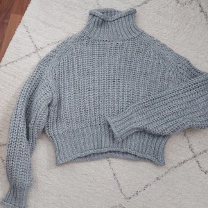 Stickad tröja - Fin grå stickad tröja med tjocka armar! Varm och skön, perfekt till hösten och vintern🍁❄️