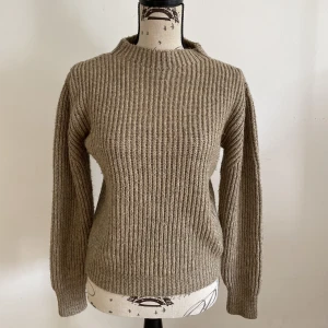 NA-KD Brun Stickad Tröja - Skön och varm tröja perfekt för höst/vinter. Pris kan diskuteras:)