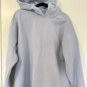 Mysig blå hoddie! Storlek S men passar även M då den är lite oversized.