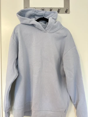 Hoddie - Mysig blå hoddie! Storlek S men passar även M då den är lite oversized.