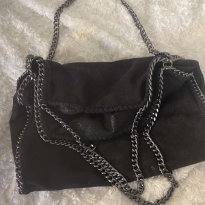 Stella McCartney  - En jättefin  liknade Stella väska från Chelsea! Väskan är svart och har skimmer i sig (se på sista bilden) Använder ej därav säljer💫💫