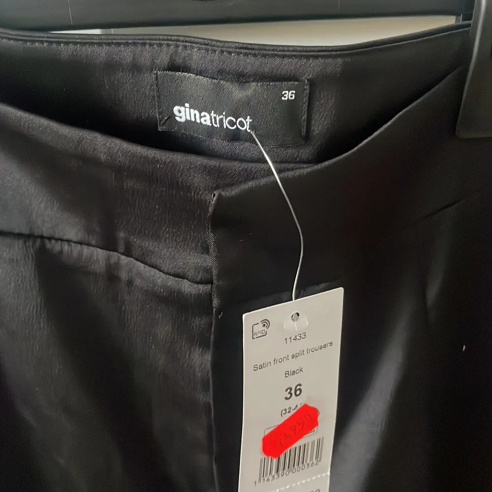 Kostymbyxor från GinaTricot ”satin front split trousers” i strl. 36. Köpte dom under rea för 250kr (annars 500kr). Aldrig använda, och lappen är kvar. Nyskick. Gåva vid köp!🍬. Jeans & Byxor.