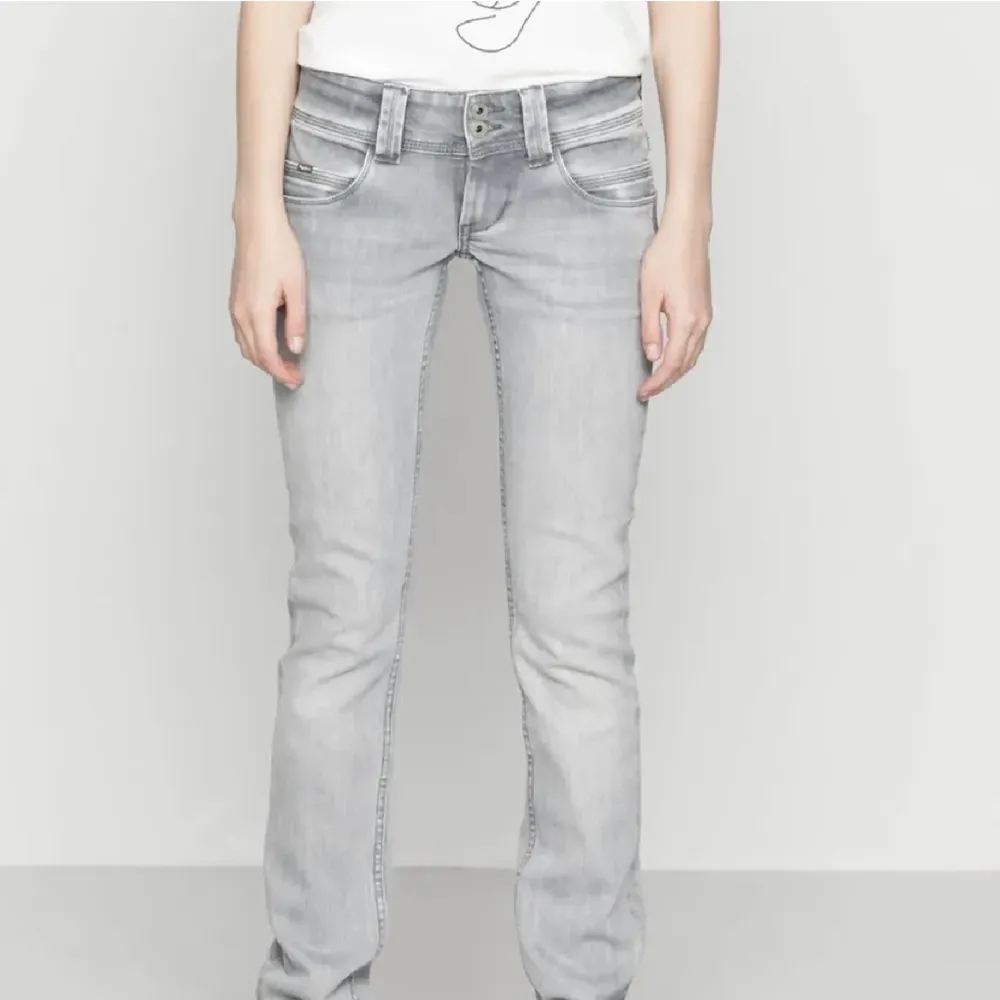 Säljer dessa lågmidjade grå pepe jeans. Inga tecken på användning. Skriv privat för fler bilder och frågor.. Jeans & Byxor.