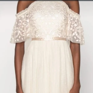 Vit klännonh - Endast använd en gång! Champagne färgad.  Lånade bilder   Ny pris: 3 135 kr Pris kan diskuteras 