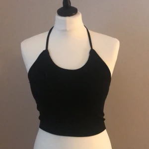 Svart crop top - Ribbad svart crop top från primark i storlek xs men är stretchig så passar även större storlekar, oanvänd💕